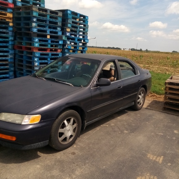 I am selling a 94 hoda accord - Picture 2 of 4